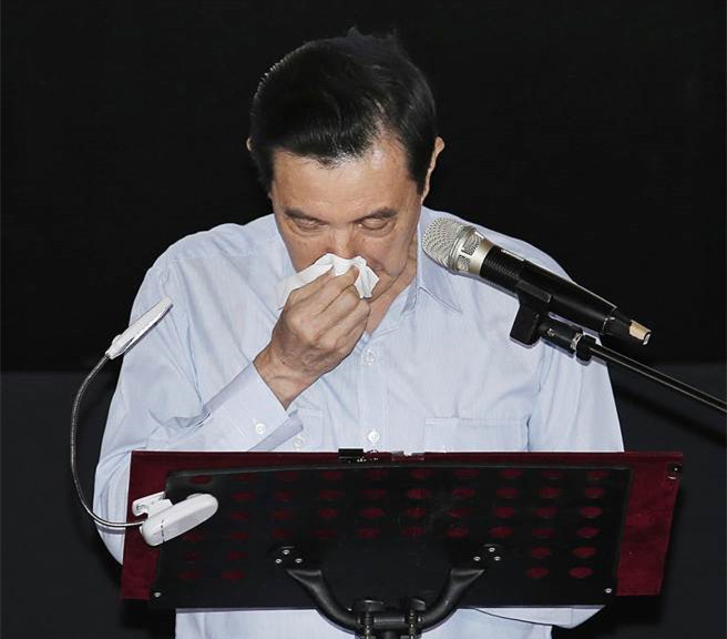 馬英九再看抗戰影片《英烈千秋》 數度感動落淚(圖) 馬英九再看抗戰影片《英烈千秋》 數度感動落淚(圖)