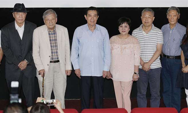 馬英九再看抗戰影片《英烈千秋》 數度感動落淚(圖) 馬英九再看抗戰影片《英烈千秋》 數度感動落淚(圖)