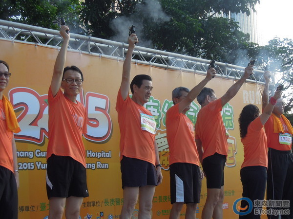 馬英九臺(tái)北陪2萬(wàn)人路跑 民眾搶拍照高喊加油(圖) 馬英九臺(tái)北陪2萬(wàn)人路跑 民眾搶拍照高喊加油(圖)