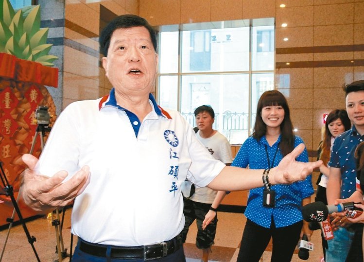 國(guó)民黨中常委擬開(kāi)會(huì)討論"換柱" 藍(lán)高層回應(yīng)稱(chēng)沒(méi)前例 國(guó)民黨中常委擬開(kāi)會(huì)討論"換柱" 藍(lán)高層回應(yīng)稱(chēng)沒(méi)前例