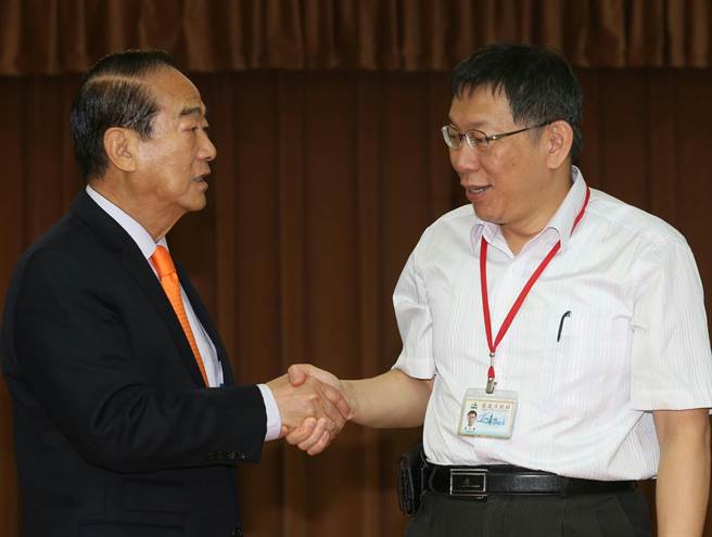 宋楚瑜柯文哲同臺 柯只喊“加油”不喊“當選” 宋楚瑜柯文哲同臺 柯只喊“加油”不喊“當選”