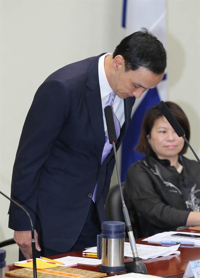 朱立倫14日主持中常會,兩度向洪秀柱及支持者鞠躬道歉 朱立倫14日主持中常會,兩度向洪秀柱及支持者鞠躬道歉