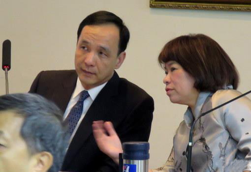 國民黨副主席黃敏惠(右)否認(rèn)獲邀出任朱立倫副手 國民黨副主席黃敏惠(右)否認(rèn)獲邀出任朱立倫副手