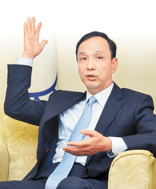 朱立倫要求民進黨參選人蔡英文應該說明兩岸“維持現狀”是否包括“臺獨”黨綱及“兩國論”。( 朱立倫要求民進黨參選人蔡英文應該說明兩岸“維持現狀”是否包括“臺獨”黨綱及“兩國論”。(