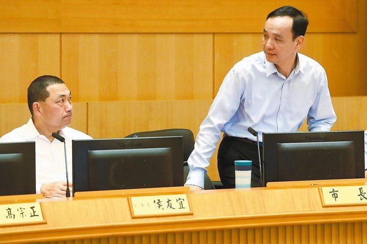 朱立倫稱帶職參選是通例 57萬薪水將全部捐出(圖) 朱立倫稱帶職參選是通例 57萬薪水將全部捐出(圖)