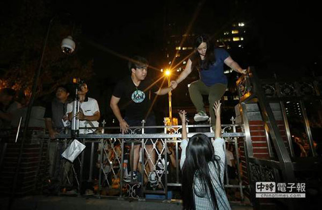 反課綱學生夜闖"教育部"案,檢方起訴5人求處緩刑。(中時電子報圖) 反課綱學生夜闖"教育部"案,檢方起訴5人求處緩刑。(中時電子報圖)