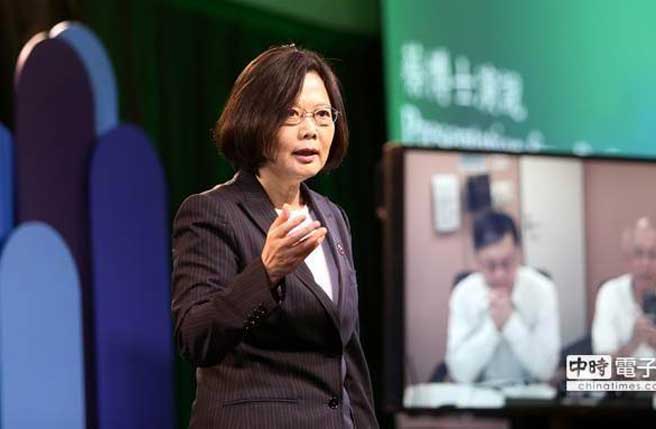 民進黨參選人一方面拋出其自己所謂的“兩岸維持現狀說”,一方面又極力回避“九二共識” 民進黨參選人一方面拋出其自己所謂的“兩岸維持現狀說”,一方面又極力回避“九二共識”