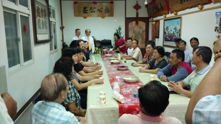 “立法院長”王金平(后方站立者)下午赴高雄美濃開會 為鍾易仲固樁(圖/《聯合報》) “立法院長”王金平(后方站立者)下午赴高雄美濃開會 為鍾易仲固樁(圖/《聯合報》)