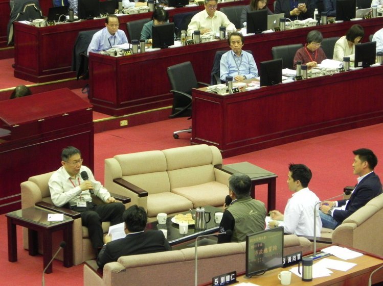 柯文哲“沙發(fā)備詢”遭轟 議員諷“下次搬床好了” 柯文哲“沙發(fā)備詢”遭轟 議員諷“下次搬床好了”