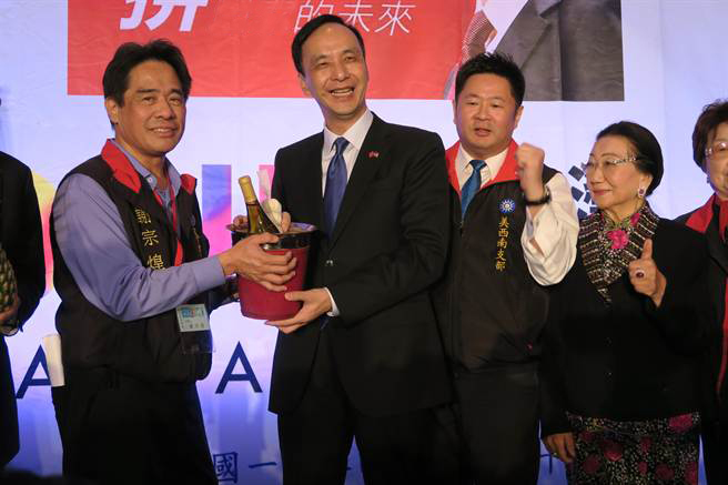 朱立倫出席美國西南地區“僑界”歡迎晚宴,僑胞送上蒜頭,高喊“凍蒜!”。( 朱立倫出席美國西南地區“僑界”歡迎晚宴,僑胞送上蒜頭,高喊“凍蒜!”。(