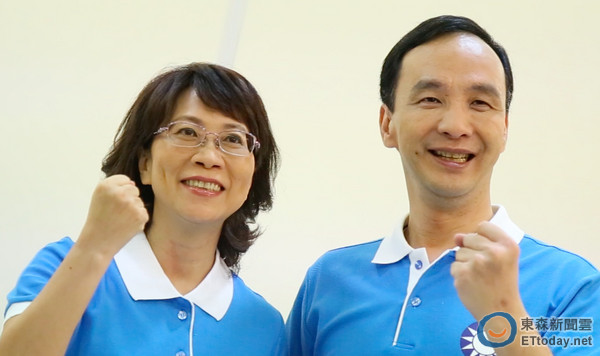 王如玄拍競選照略顯生疏 “朱玄配”25日上午登記 王如玄拍競選照略顯生疏 “朱玄配”25日上午登記