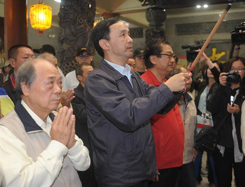 朱立倫回應(yīng)公布政治獻(xiàn)金:過段時(shí)間再考慮(圖)