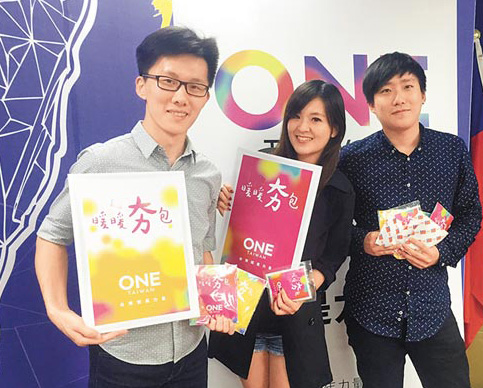 朱立倫推競選小物“送暖” 與“3只小豬”互別苗頭 朱立倫推競選小物“送暖” 與“3只小豬”互別苗頭