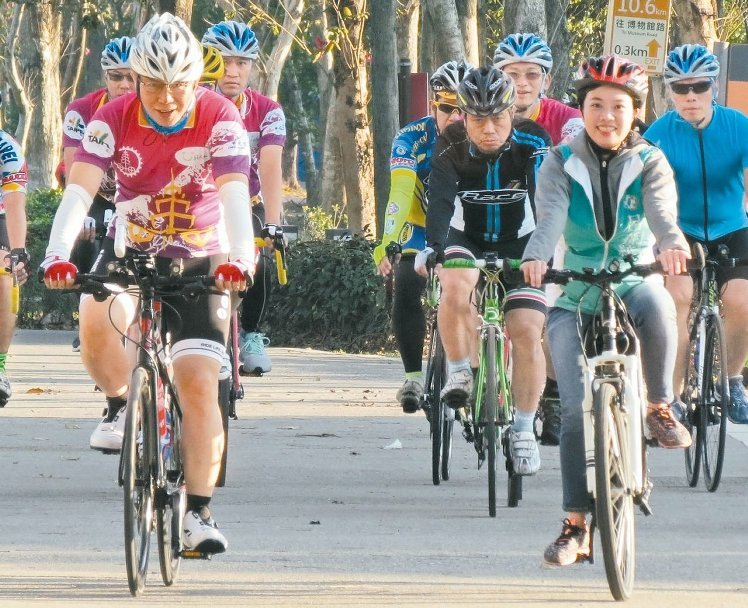 臺北市長柯文哲騎單車開展"非典型輔選"(圖) 臺北市長柯文哲騎單車開展"非典型輔選"(圖)