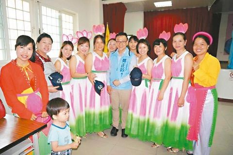 國民黨鄭正鈐邀請在地小區團體演出,拉近地方距離。來源:臺灣《聯合報》