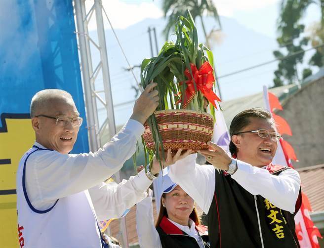 吳敦義批陳水扁貪污 稱朱立倫對臺灣發展最有利 吳敦義批陳水扁貪污 稱朱立倫對臺灣發展最有利