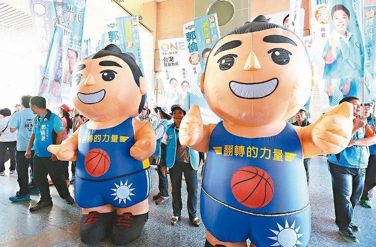 藍營“立委”候選人準備大型充氣娃娃,大喊凍蒜。(圖/《聯合報》 程宜華攝影) 藍營“立委”候選人準備大型充氣娃娃,大喊凍蒜。(圖/《聯合報》 程宜華攝影)
