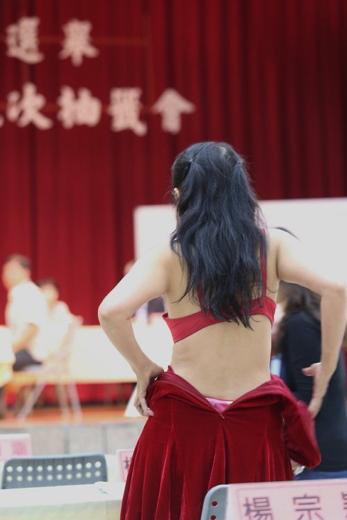 臺灣"立委"花招造勢 內衣上陣看呆工作人員。(圖/《聯合報》 程宜華攝影) 臺灣"立委"花招造勢 內衣上陣看呆工作人員。(圖/《聯合報》 程宜華攝影)