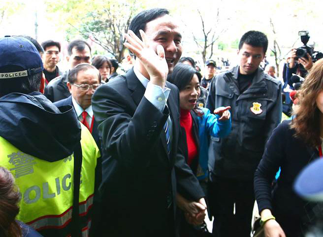 朱立倫與高婉倩牽手步入辯論現(xiàn)場 盡顯恩愛(圖) 朱立倫與高婉倩牽手步入辯論現(xiàn)場 盡顯恩愛(圖)