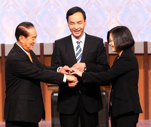 選前最后一場政見會 朱展承擔、負責蔡擬續寫“空心” 選前最后一場政見會 朱展承擔、負責蔡擬續寫“空心”