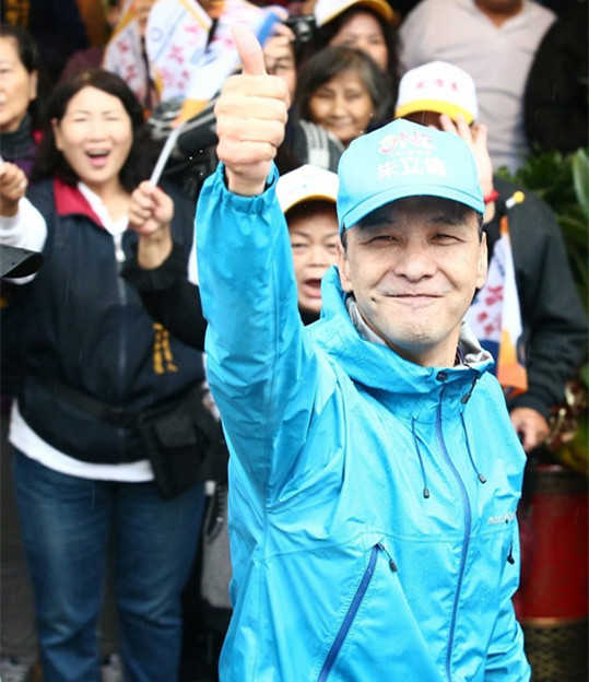 朱立倫臺中冒雨掃街:拼到底 一定會贏(圖) 朱立倫臺中冒雨掃街:拼到底 一定會贏(圖)