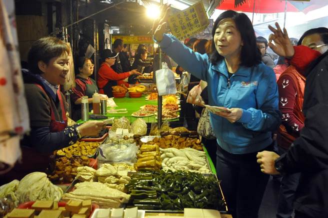 高婉倩掃街展超高人氣 婆婆媽媽熱情歡迎(組圖) 高婉倩掃街展超高人氣 婆婆媽媽熱情歡迎(組圖)