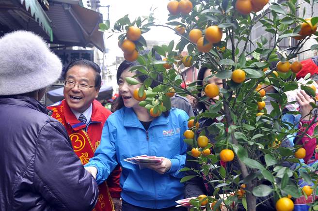 高婉倩掃街展超高人氣 婆婆媽媽熱情歡迎(組圖) 高婉倩掃街展超高人氣 婆婆媽媽熱情歡迎(組圖)