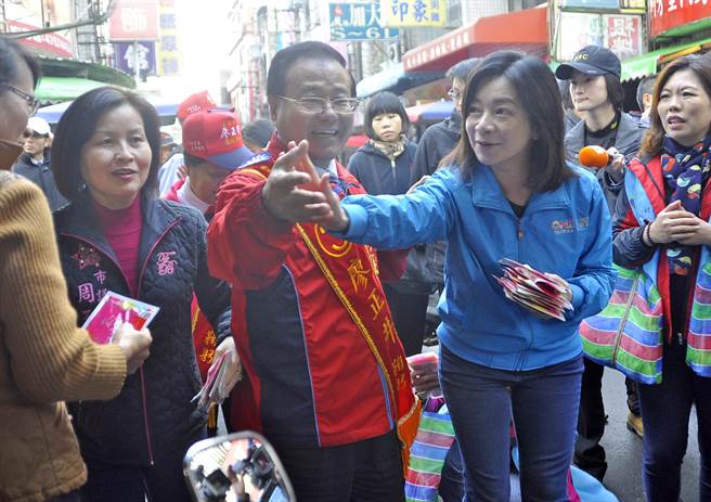 高婉倩掃街展超高人氣 婆婆媽媽熱情歡迎(組圖) 高婉倩掃街展超高人氣 婆婆媽媽熱情歡迎(組圖)