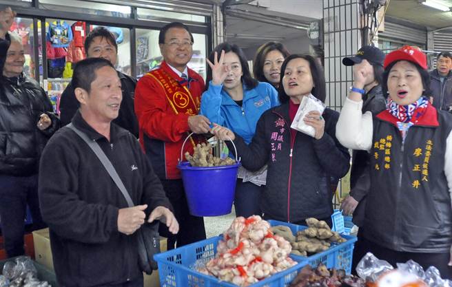 高婉倩掃街展超高人氣 婆婆媽媽熱情歡迎(組圖) 高婉倩掃街展超高人氣 婆婆媽媽熱情歡迎(組圖)