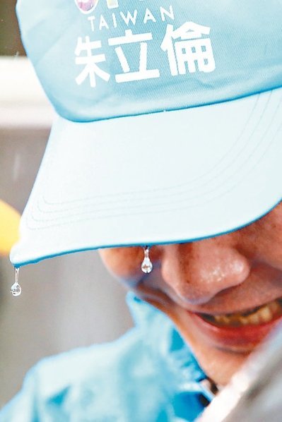 國民黨2016候選人朱立倫昨天不畏風(fēng)雨在臺(tái)中掃街拜票,臉上滿是雨水。(圖/《聯(lián)合晚報(bào)》 王騰毅攝) 國民黨2016候選人朱立倫昨天不畏風(fēng)雨在臺(tái)中掃街拜票,臉上滿是雨水。(圖/《聯(lián)合晚報(bào)》 王騰毅攝)