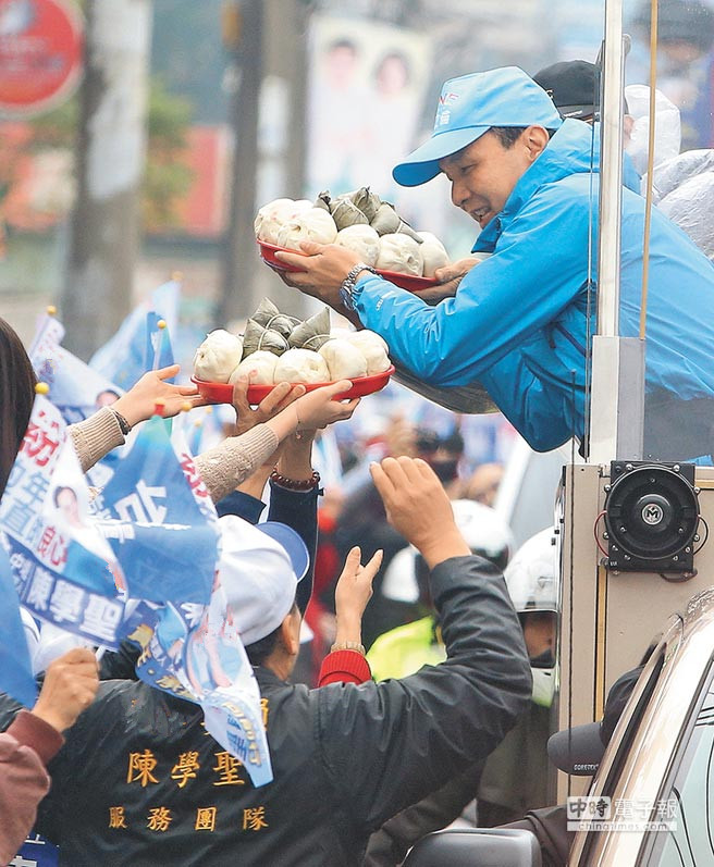 臺選戰(zhàn)倒數48小時 朱立倫奮戰(zhàn)到底催深藍票 臺選戰(zhàn)倒數48小時 朱立倫奮戰(zhàn)到底催深藍票