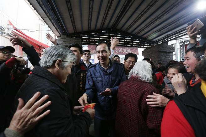 新北市長朱立倫走訪市場發紅包人潮擠爆(圖) 新北市長朱立倫走訪市場發紅包人潮擠爆(圖)