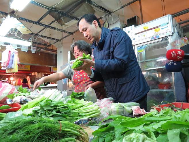 新北市長朱立倫走訪市場發紅包人潮擠爆(圖) 新北市長朱立倫走訪市場發紅包人潮擠爆(圖)