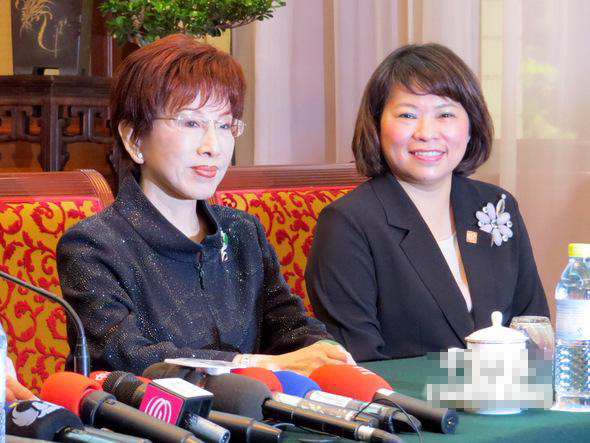 洪秀柱、黃敏惠知名度冠全臺,外界形容為“兩個女人的戰(zhàn)爭”。( 洪秀柱、黃敏惠知名度冠全臺,外界形容為“兩個女人的戰(zhàn)爭”。(
