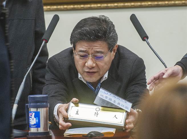 國民黨17日中常會后,中常委林榮德坐在平常中常會時主席坐的位置宣布,退出黨主席的選舉 國民黨17日中常會后,中常委林榮德坐在平常中常會時主席坐的位置宣布,退出黨主席的選舉