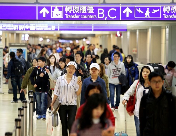 陸客中轉實施至今屆滿一個月,海基會發言人周繼祥表示,共有24名大陸旅客來臺中轉。 (圖片來源:臺灣《經濟日報》) 陸客中轉實施至今屆滿一個月,海基會發言人周繼祥表示,共有24名大陸旅客來臺中轉。 (圖片來源:臺灣《經濟日報》)