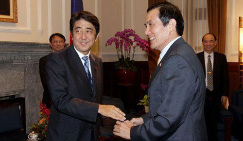 安倍與馬英九(資料圖)