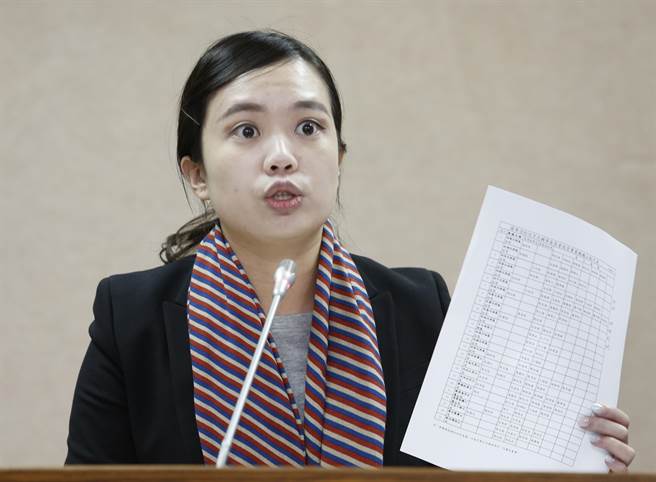 呂孫綾質詢“憲兵濫搜民宅事件”時猛跳針 呂孫綾質詢“憲兵濫搜民宅事件”時猛跳針