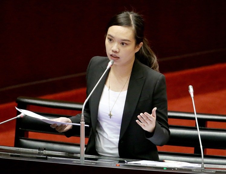 綠營(yíng)新科"立委"質(zhì)詢出包拒不認(rèn)錯(cuò) 遭諷不如商場(chǎng)店員 綠營(yíng)新科"立委"質(zhì)詢出包拒不認(rèn)錯(cuò) 遭諷不如商場(chǎng)店員