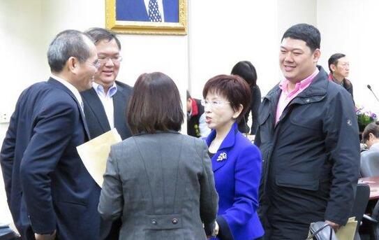 洪秀柱主持完中常會后和中常委聊天互動。(圖片來源:中評社) 洪秀柱主持完中常會后和中常委聊天互動。(圖片來源:中評社)