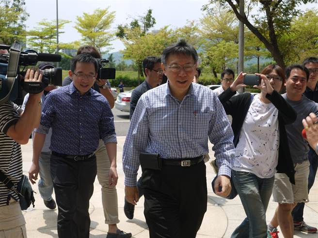 柯文哲再度南下探望陳水扁 對媒體詢問不發一語 柯文哲再度南下探望陳水扁 對媒體詢問不發一語