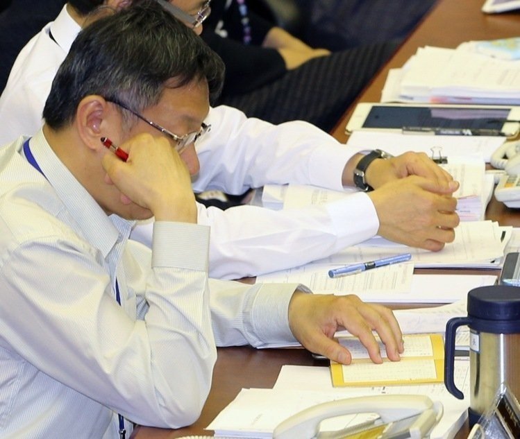 柯文哲議會質詢遭狠批 讀完佛經又讀《三民主義》 柯文哲議會質詢遭狠批 讀完佛經又讀《三民主義》