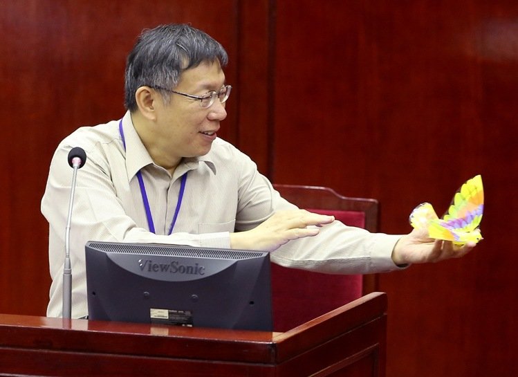 議員送電動鴿給柯文哲 吁不要放市民鴿子(圖) 議員送電動鴿給柯文哲 吁不要放市民鴿子(圖)