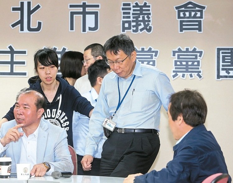 柯文哲批遠(yuǎn)雄有馬英九撐腰 兩度搥桌還哽咽 柯文哲批遠(yuǎn)雄有馬英九撐腰 兩度搥桌還哽咽