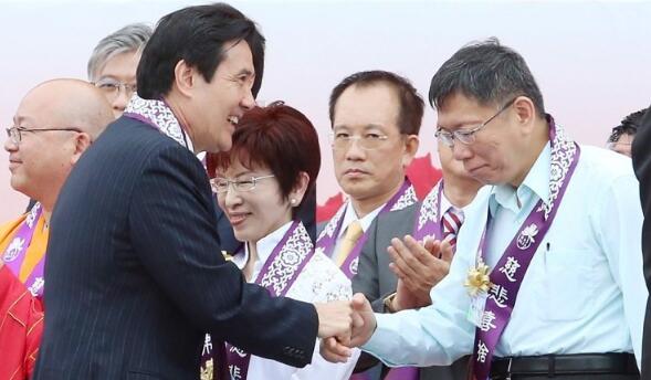 馬英九(左)和臺北市長柯文哲(右)致意 馬英九(左)和臺北市長柯文哲(右)致意