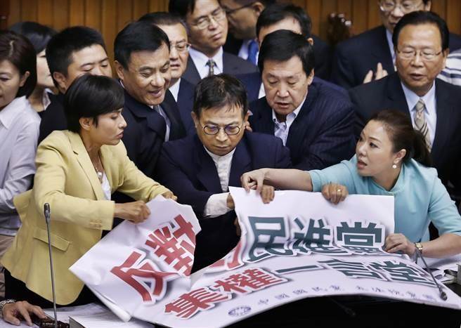 國民黨團談?wù)碱I(lǐng)主席臺:反程序不正義 非無理取鬧 國民黨團談?wù)碱I(lǐng)主席臺:反程序不正義 非無理取鬧