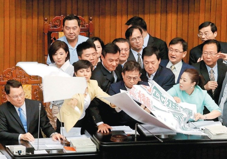 學當在野黨 國民黨團首次占領“立法院”主席臺 學當在野黨 國民黨團首次占領“立法院”主席臺
