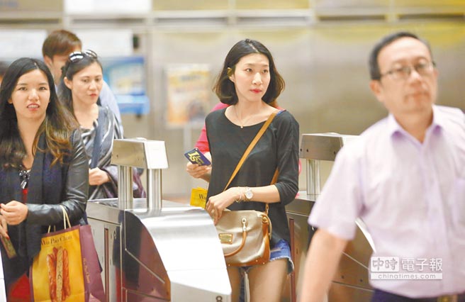 民眾搭乘臺北地鐵 民眾搭乘臺北地鐵