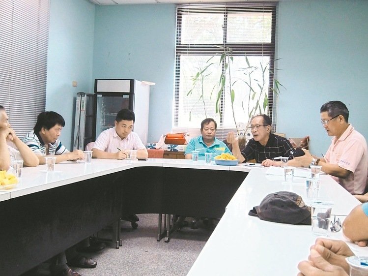 苗栗豬農(nóng)反美豬進(jìn)口:不允許臺(tái)養(yǎng)豬制度被美國(guó)打壞 苗栗豬農(nóng)反美豬進(jìn)口:不允許臺(tái)養(yǎng)豬制度被美國(guó)打壞