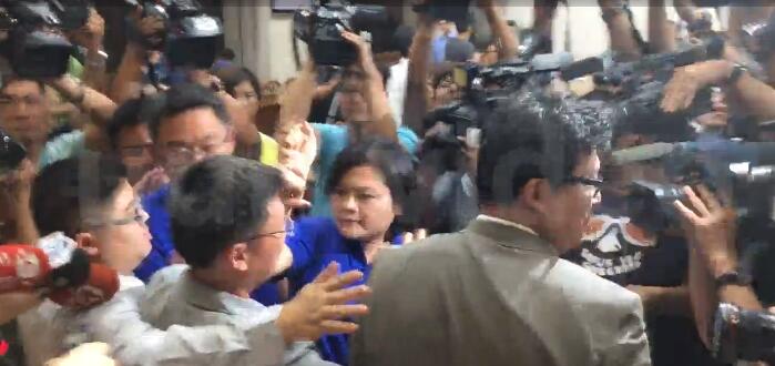 國民黨“立委”也在旁怒吼“綠色執政、綠色恐怖、綠色暴力”。 國民黨“立委”也在旁怒吼“綠色執政、綠色恐怖、綠色暴力”。